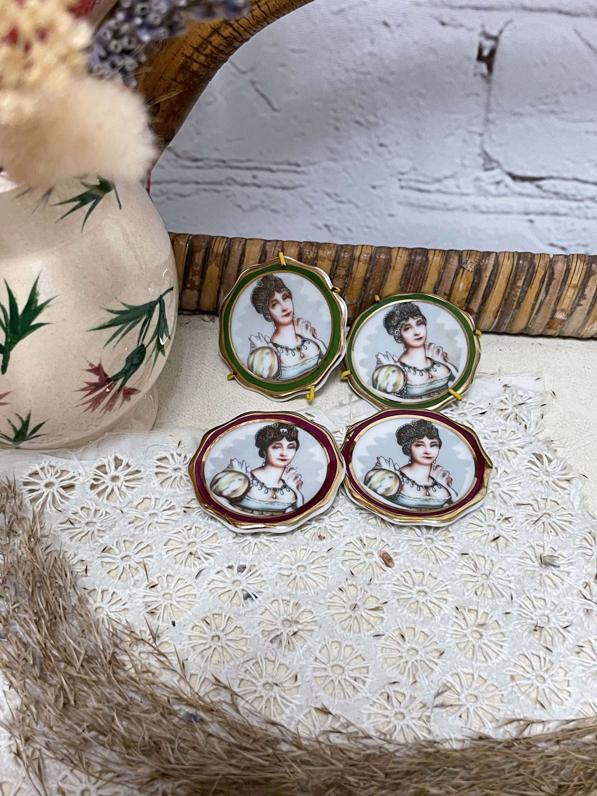 Lot de 4 coupelles ou assiettes miniatures porcelaine Limoges