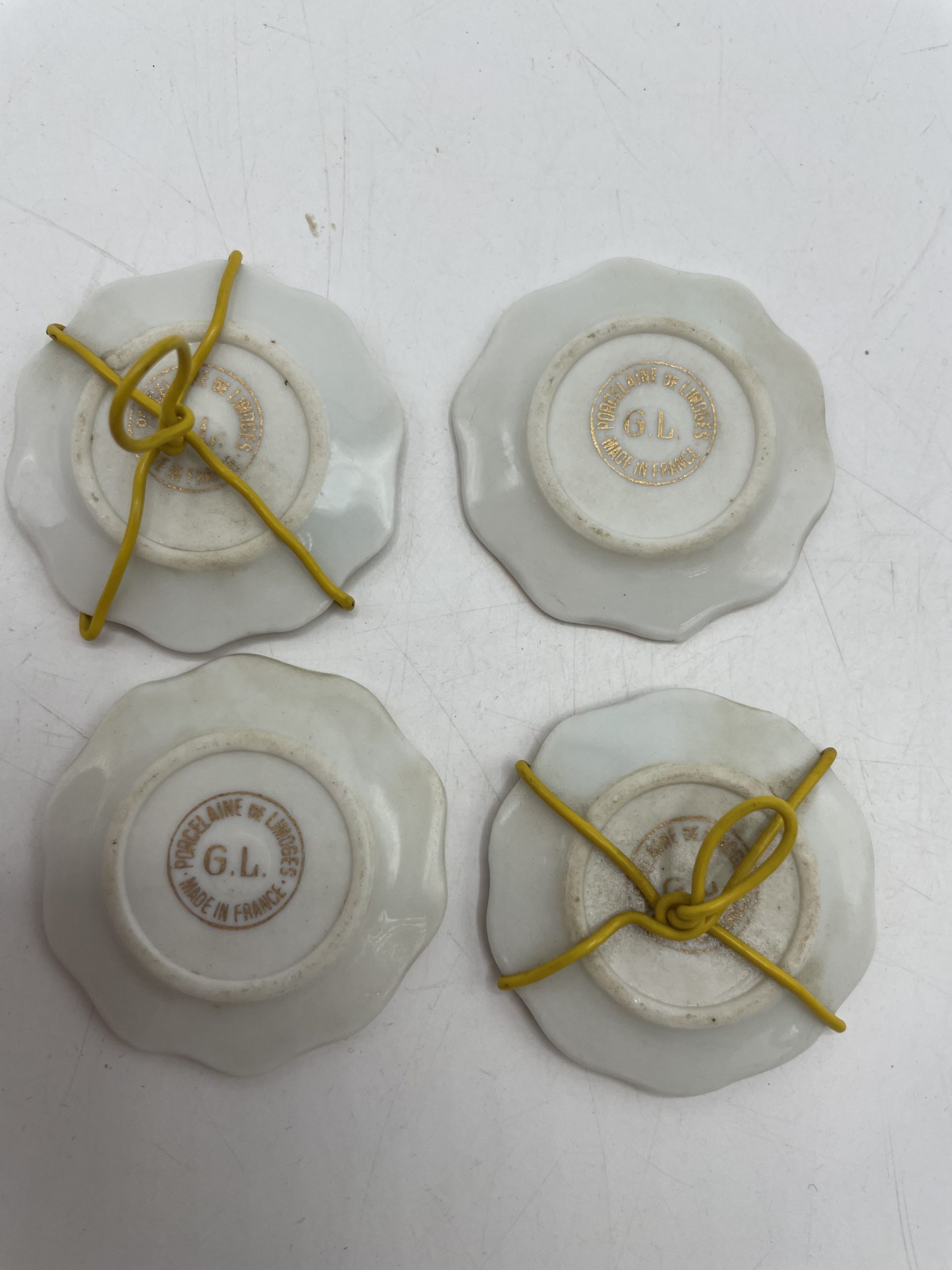 Lot de 4 coupelles ou assiettes miniatures porcelaine Limoges – Image 3
