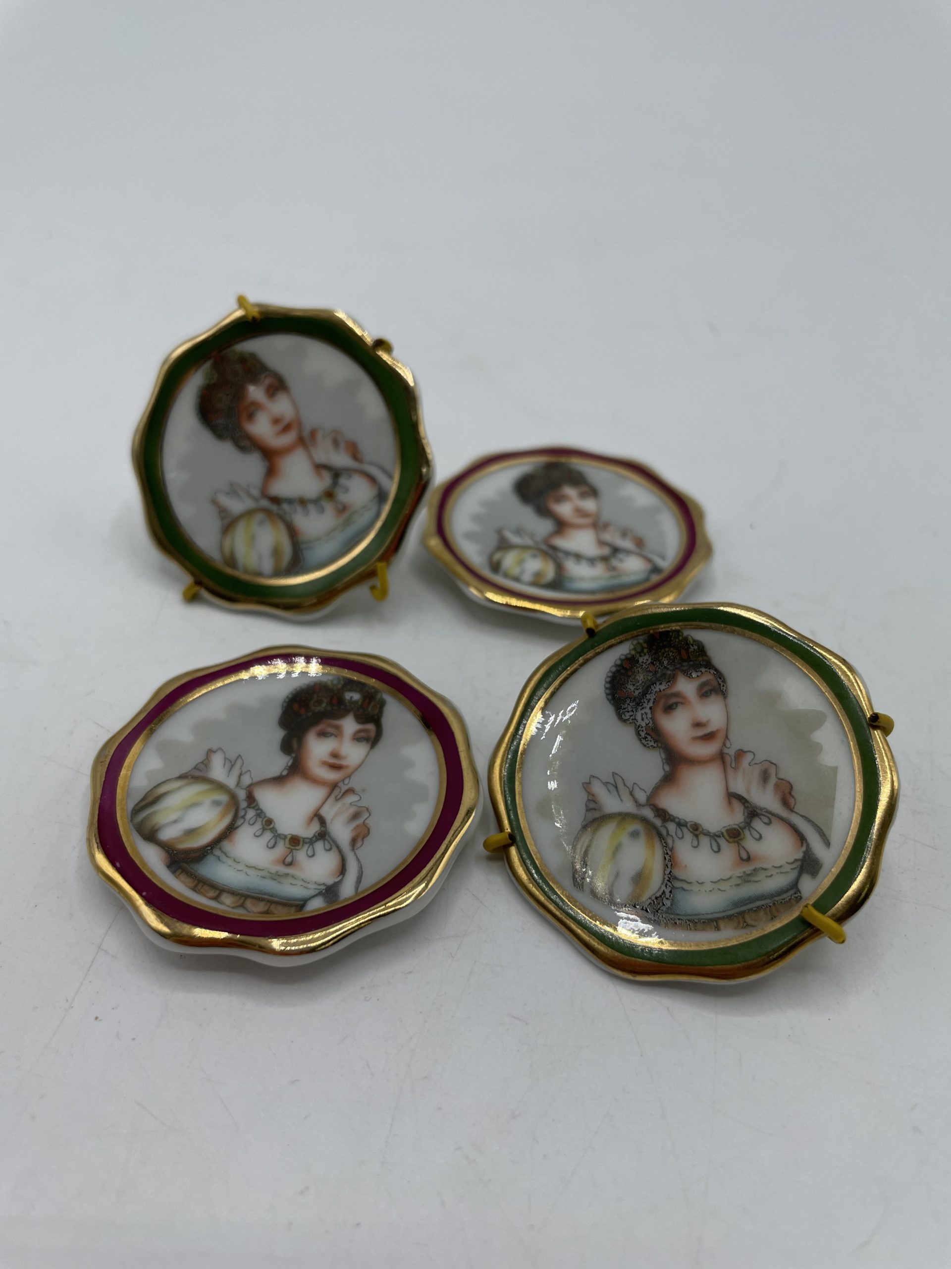 Lot de 4 coupelles ou assiettes miniatures porcelaine Limoges – Image 2