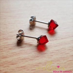 Petits cubes en cristal de luxe rouge montés en boucles d’oreilles : SPARK