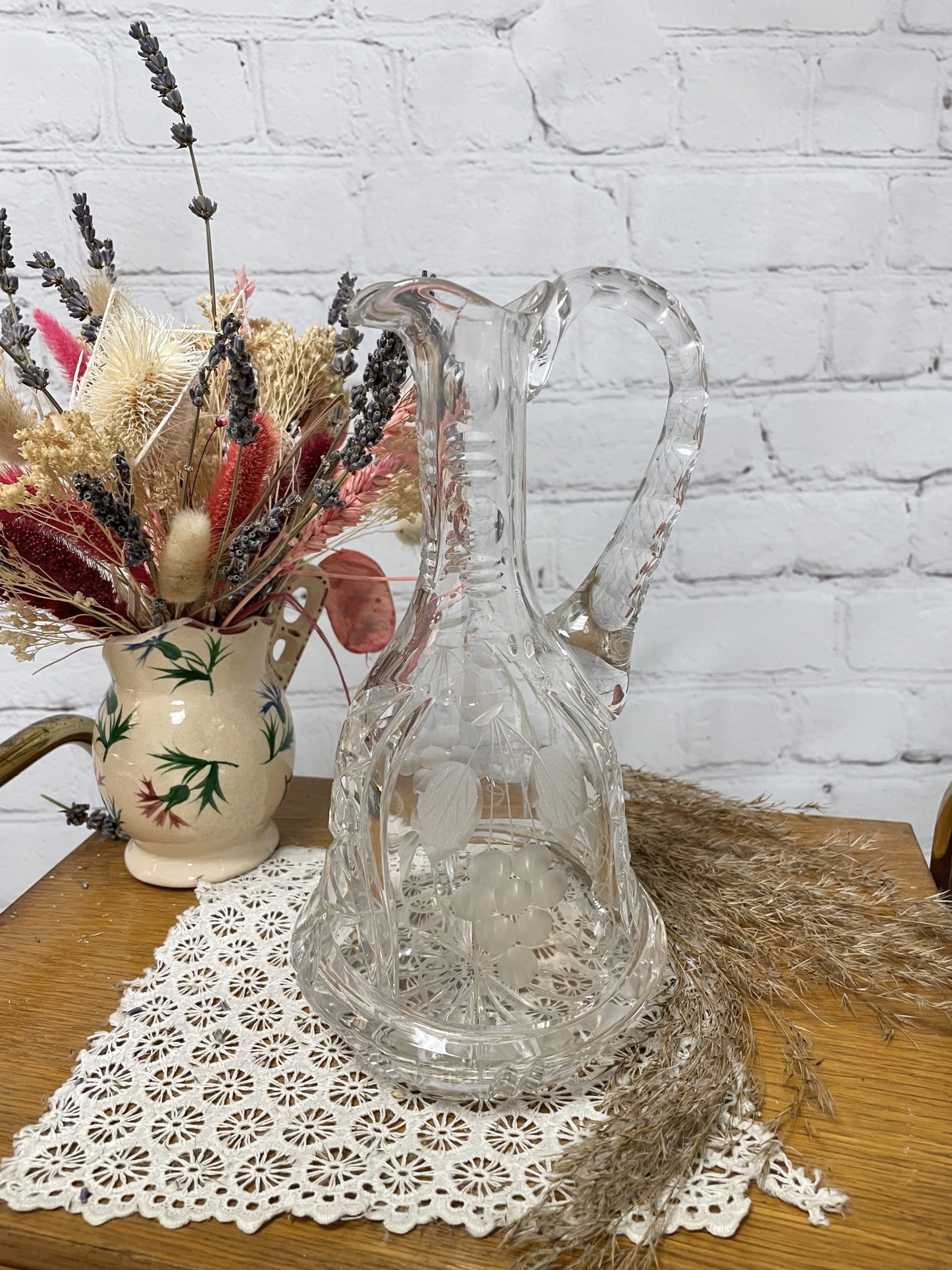 Carafe en verre taillé et ciselé grappes raisin