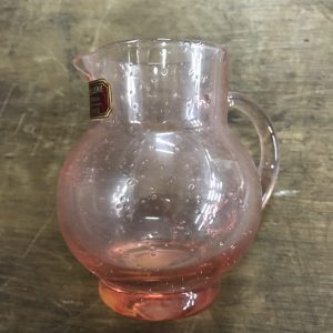 Petit broc en verre soufflé bouche rose Cristallerie