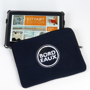 Housse pour Ipad (9.7 pouces) bleu brodée blanc avec BORDEAUX Ville de Coeur