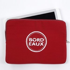 Housse pour Ipad (9.7 pouces) rouge brodée blanc avec BORDEAUX Ville de Coeur®