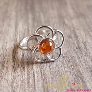 Bague fleur en argent rhodié et perle d’ambre de Balticambre