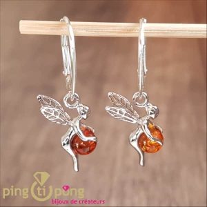 Boucles d’oreilles Balticambre fée clochette en argent tenant une perle d’ambre en dormeuses Balticambre