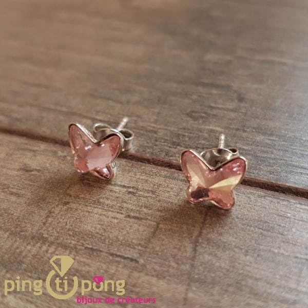 Bijoux en Swarovski Papillon rose de marque Spark sous forme de boucles d’oreilles puces – Image 2