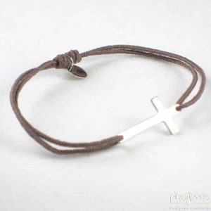 bijoux L’AVARE – petite croix en argent montée en bracelet avec un fil de coton marron taupe