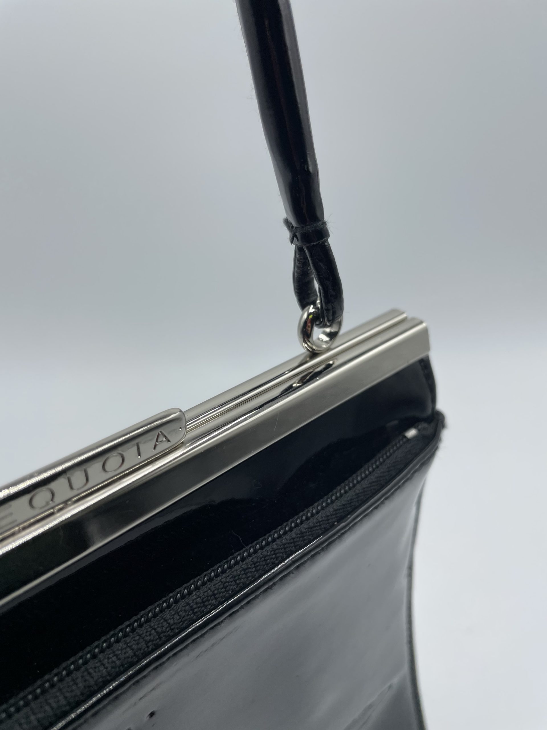 Sac à main vintage Sequoia en vinyle noir – Image 5